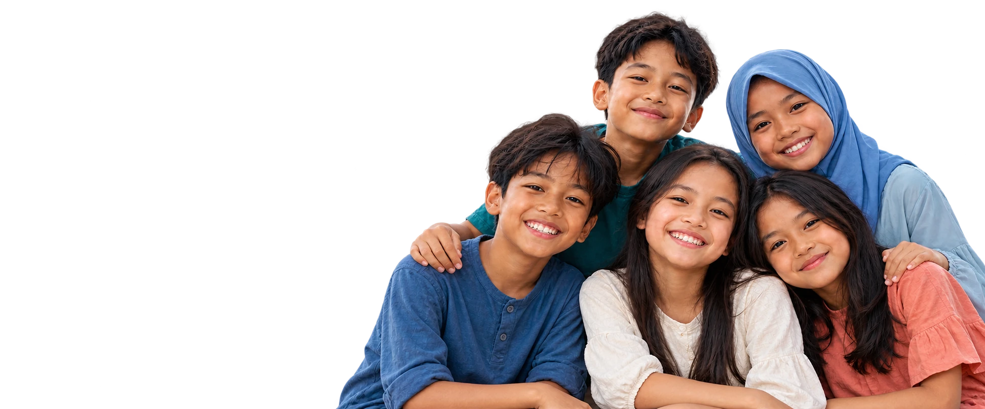 Anak-anak Indonesia, perempuan dan laki-laki, tersenyum bersama